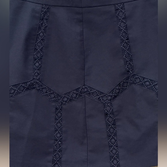 Banana Republic Black Chevron Lace Mini Skirt Size 6 - Picture 3 of 7
